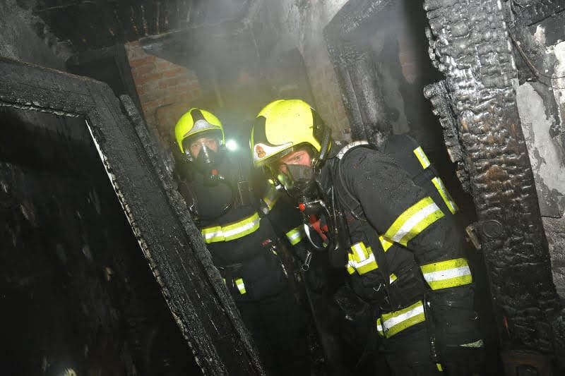 Požár domu v ulici Na Poříčním právu si vyžádal evakuaci skoro čtyř desítek lidí.