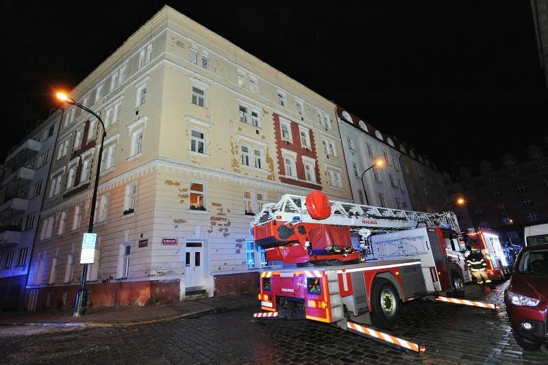 Požár domu v ulici Na Poříčním právu si vyžádal evakuaci skoro čtyř desítek lidí.