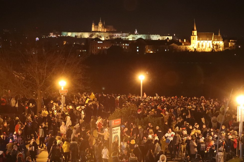 Stanice metra Vyšehrad byla plná. O ohňostroj byl obří zájem.