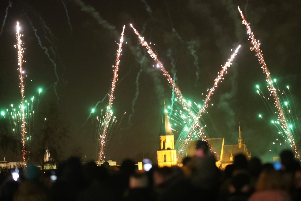 Pražanům se tajil dech při novoročním ohňostroji. Světelnou show doprovodily  zejména písně Karla Gotta. 1. ledna 2020