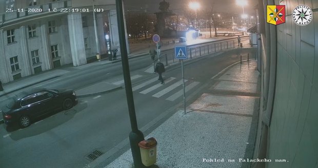 Ve středu 25. listopadu 2020 došlo k napadení muže na Palackého náměstí v Praze 2. Jejich boj zaznamenala bezpečnostní kamera. Trojice podezřelých mladíků byla zadržena.