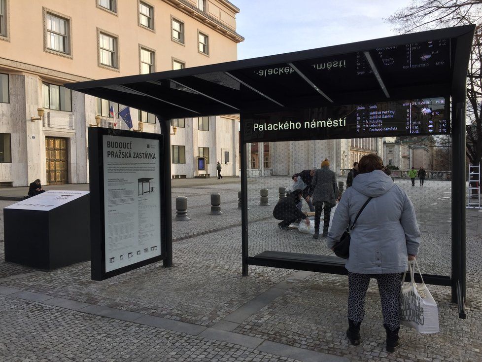 Praha testuje nový typ zastávky na Palackého náměstí.