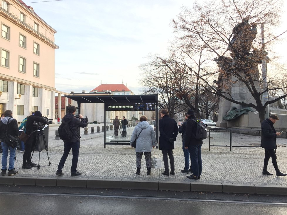 Praha přístřešky MHD koupí sama, rozhodli radní.