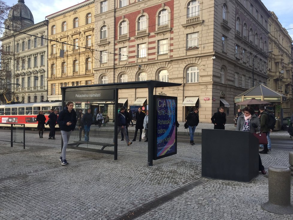 Praha testuje nový typ zastávky na Palackého náměstí.