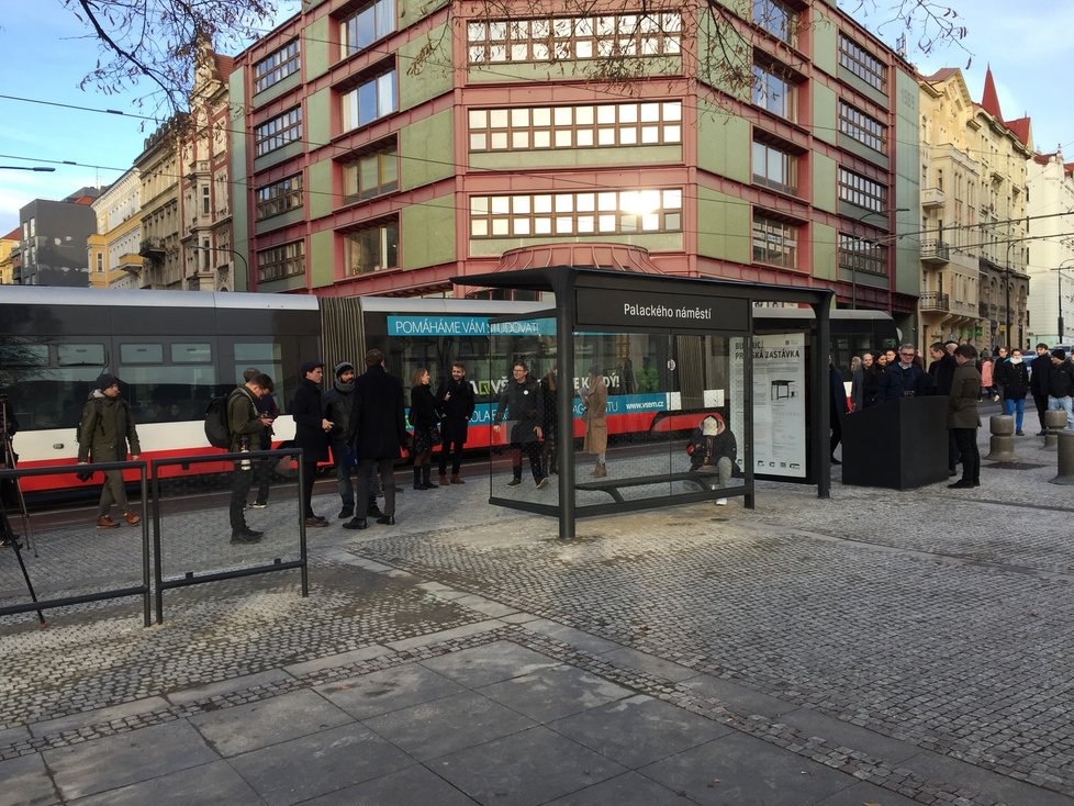 Praha testuje nový typ zastávky na Palackého náměstí.