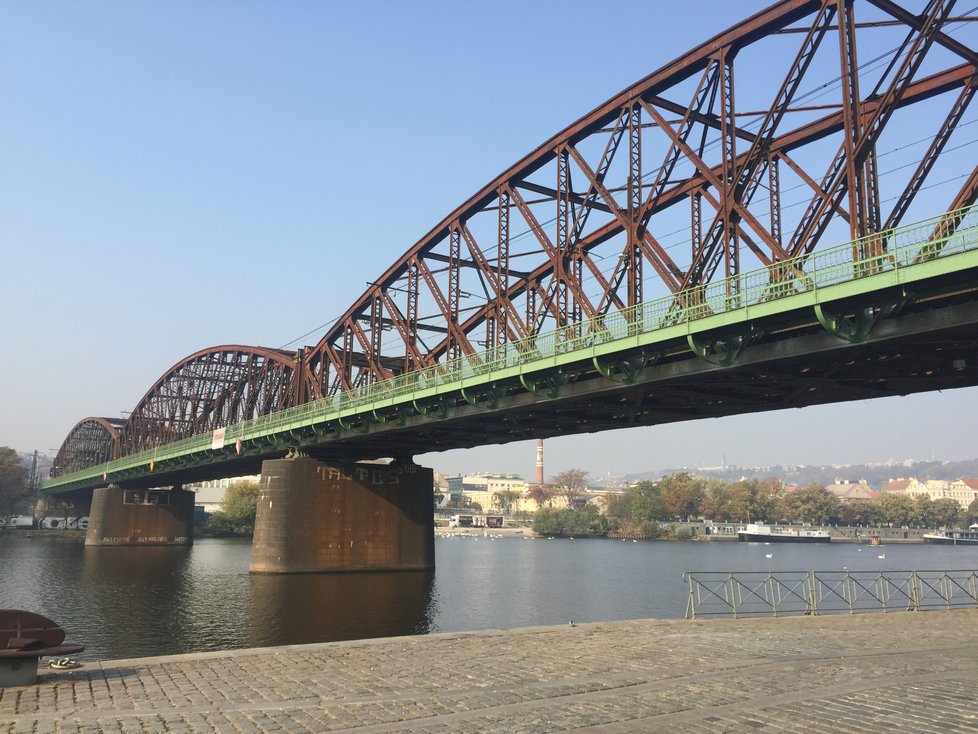 Lávka na železničním mostě ve Výtoni byla z poloviny znovu otevřená.