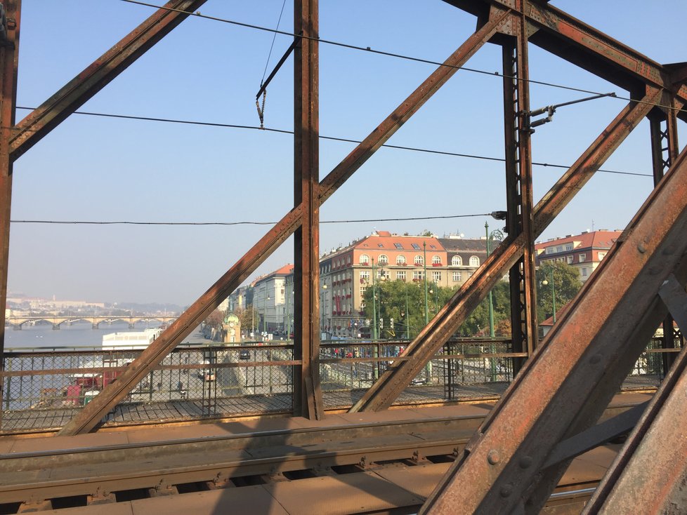 Lávka na železničním mostě ve Výtoni byla z poloviny znovu otevřená.
