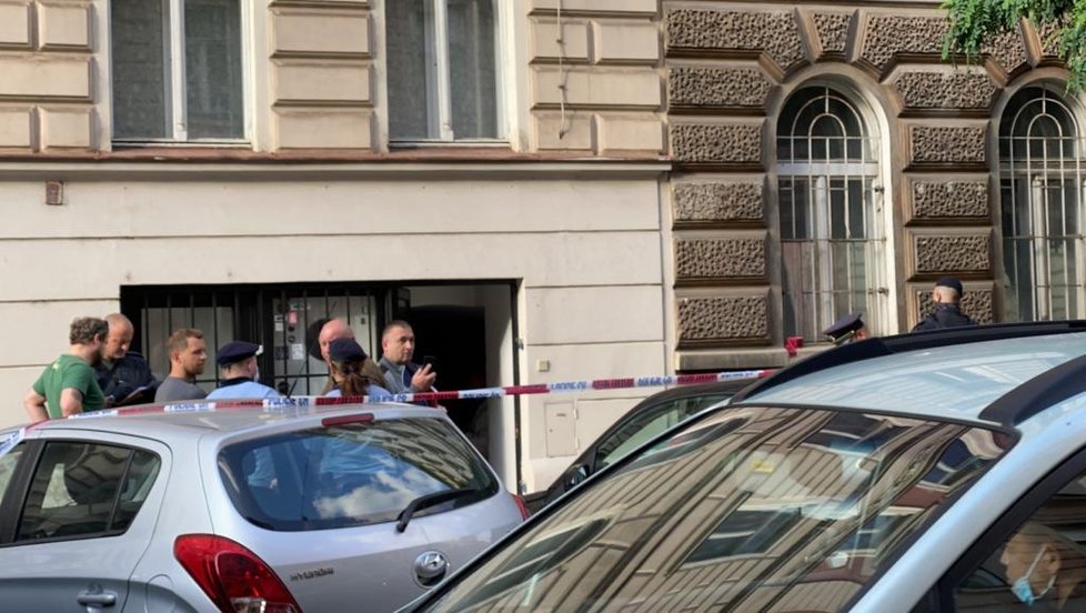 Ve Wenzigově ulici byla nalezená mrtvola. Policisté vyšetřují příčinu úmrtí.