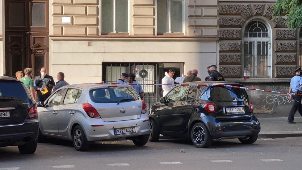 Ve Wenzigově ulici byla nalezená mrtvola. Policisté vyšetřují příčinu úmrtí.