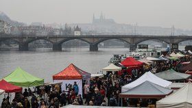 Farmářské trhy se vrací do Prahy: Postupně se otevřou na náplavce, Kubánském náměstí i Heřmaňáku