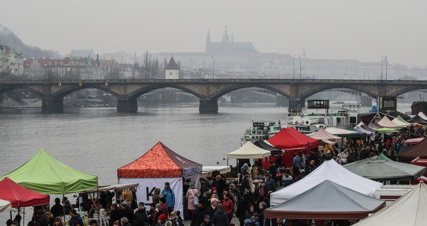 Farmářské trhy se vrací do Prahy: Postupně se otevřou na náplavce, Kubánském náměstí i Heřmaňáku