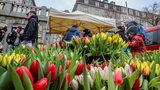 Na Náplavce bylo narváno: Farmářský trh nabídl špekáčky, bílé víno nebo nádherné tulipány