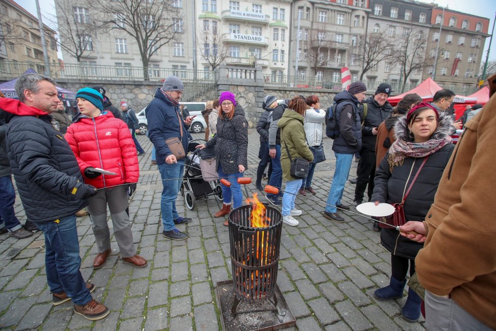 Farmářské trhy na náplavce.