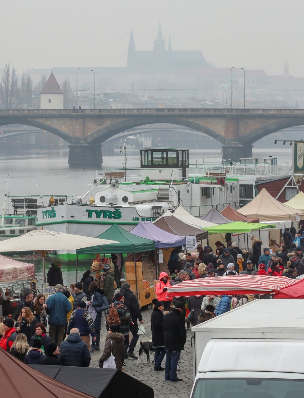 Náplavka ožila farmářskými trhy. K dostání tu byly špekáčky, víno nebo tulipány.