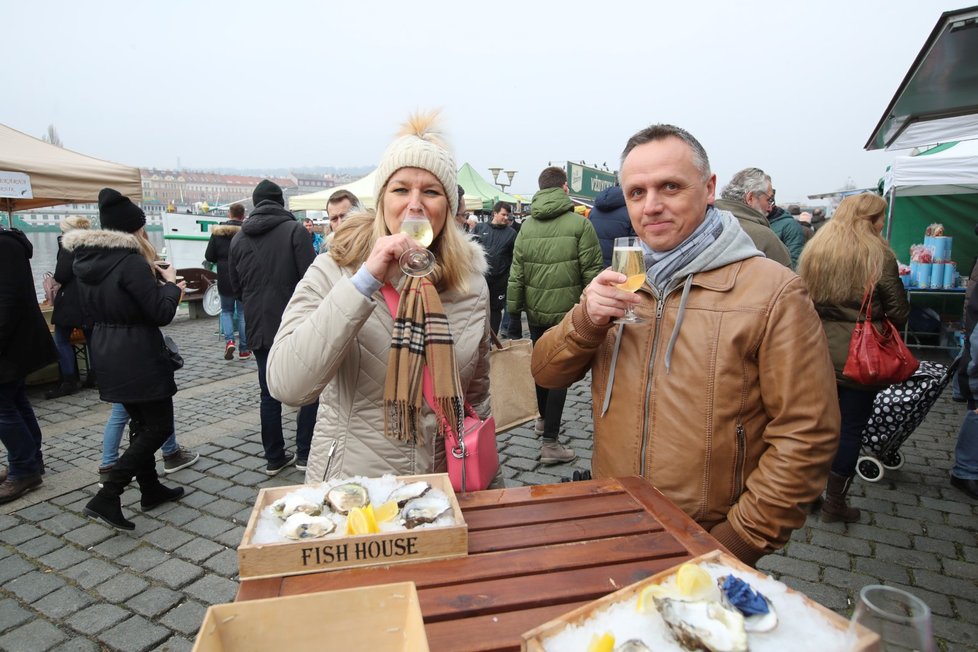 Náplavka ožila farmářskými trhy. K dostání tu byly špekáčky, víno nebo tulipány.