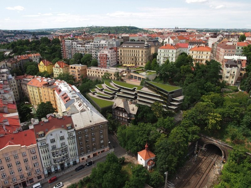 Kolem roubenky na Zvonařce v Praze 2 má vyrůst bytový dům s garážemi.