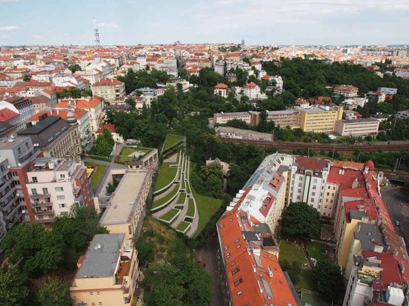 Kolem roubenky na Zvonařce v Praze 2 má vyrůst bytový dům s garážemi.