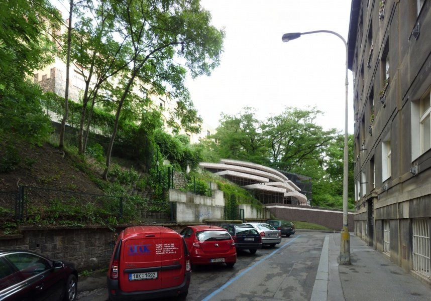 Kolem roubenky na Zvonařce v Praze 2 má vyrůst bytový dům s garážemi.