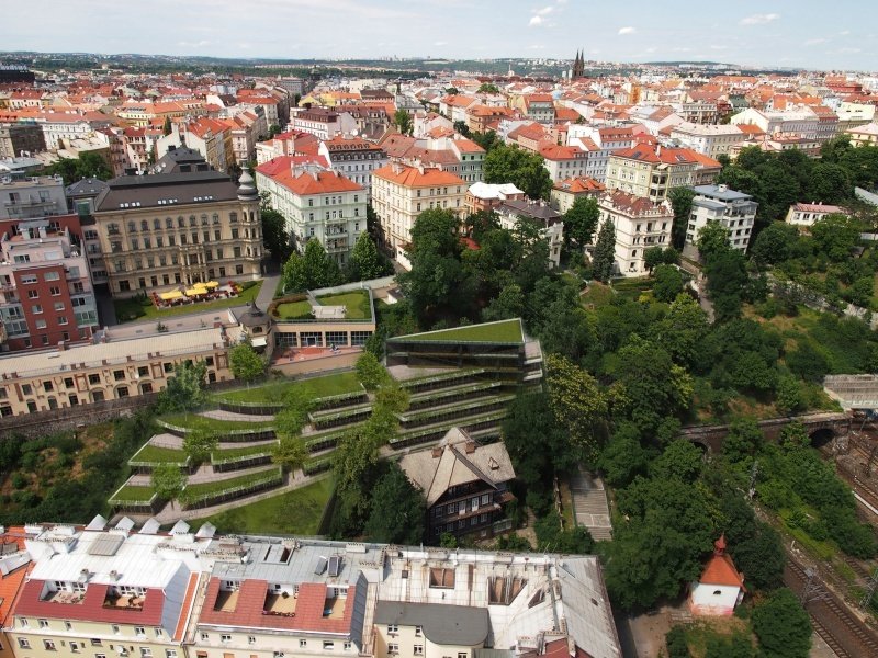 Kolem roubenky na Zvonařce v Praze 2 má vyrůst bytový dům s garážemi.