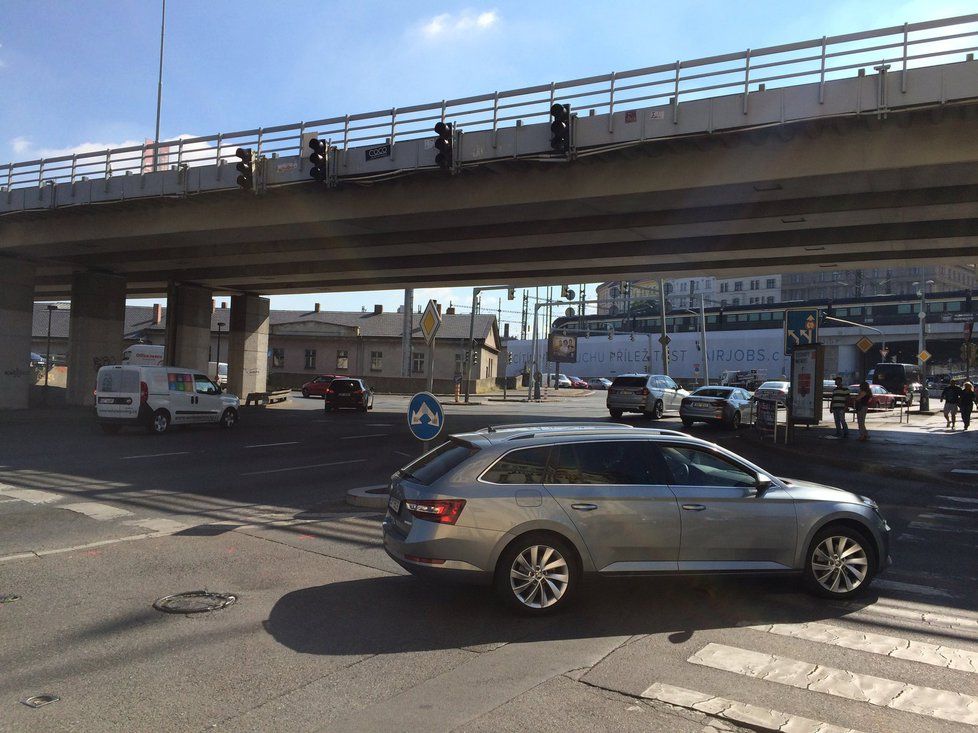 Rušná křižovatka U Bulhara, u které stojí denní centrum organizace NADĚJE.