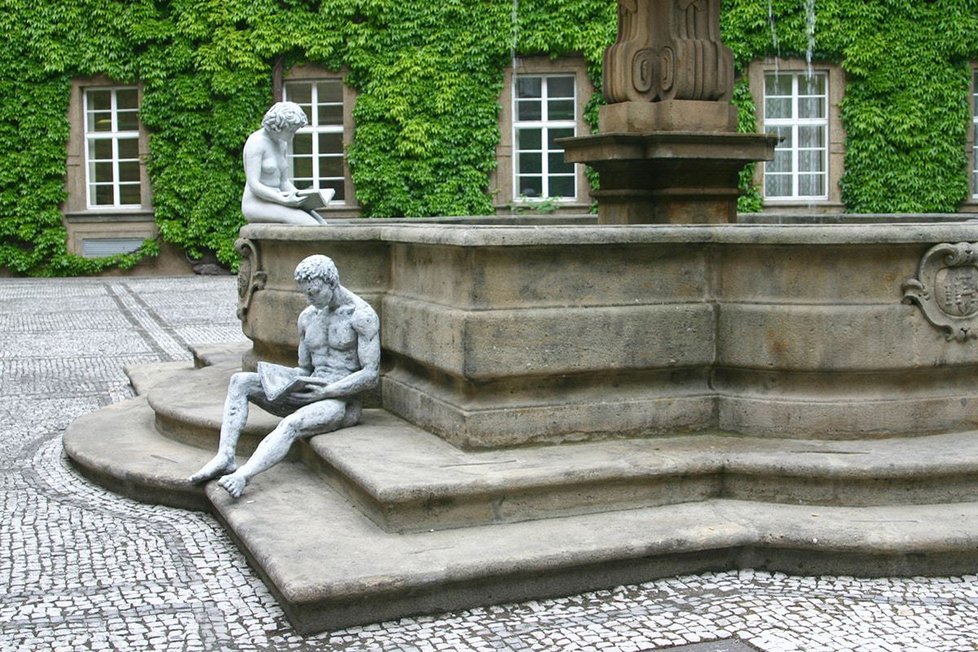Nejstarší umístěná instalace v Praze od Michala Trpáka jsou bezpochyby Čtenáři z Klementina.