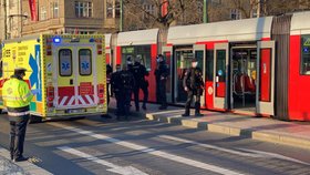 V tramvaji ohrožoval muž cestující nožem. Přivolaní policisté jej střelili do nohy.