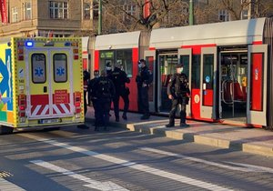 V tramvaji ohrožoval muž cestující nožem. Přivolaní policisté jej střelili do nohy.