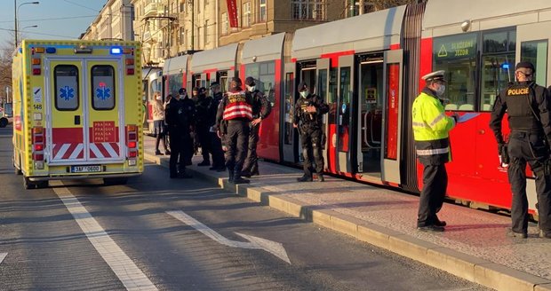 V tramvaji ohrožoval muž cestující nožem. Přivolaní policisté jej střelili do nohy.