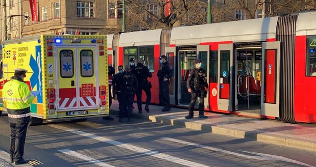 V tramvaji na Výtoni se střílelo: Muž si odmítl zakrýt ústa a vytáhl nůž na řidiče