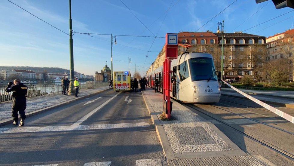 V tramvaji ohrožoval muž cestující nožem. Přivolaní policisté jej střelili do nohy.