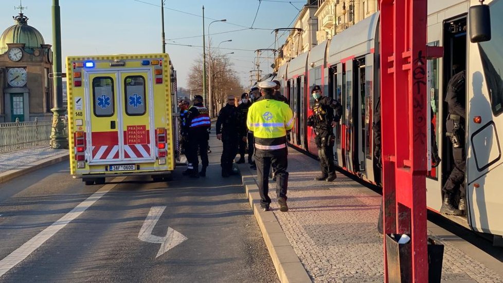 V tramvaji ohrožoval muž cestující nožem. Přivolaní policisté jej střelili do nohy.