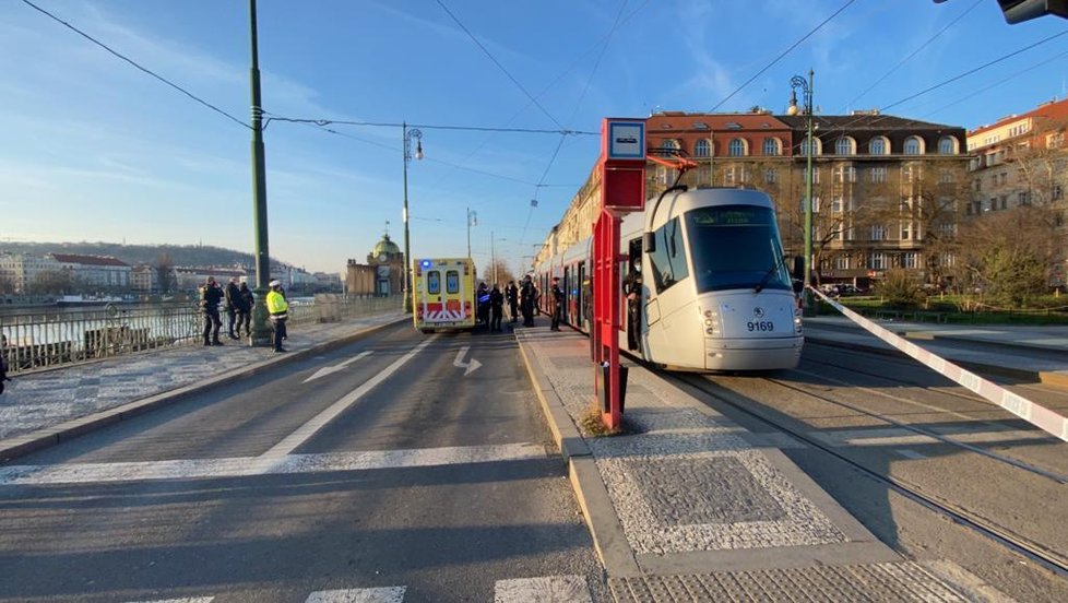 V tramvaji ohrožoval muž cestující nožem. Přivolaní policisté jej střelili do nohy.