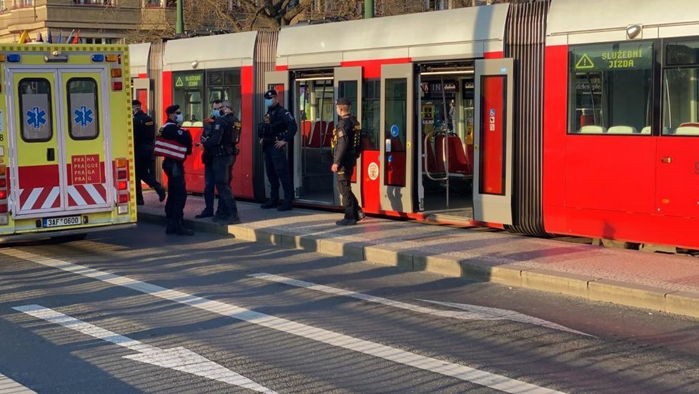 V tramvaji ohrožoval muž cestující nožem. Přivolaní policisté jej střelili do nohy.