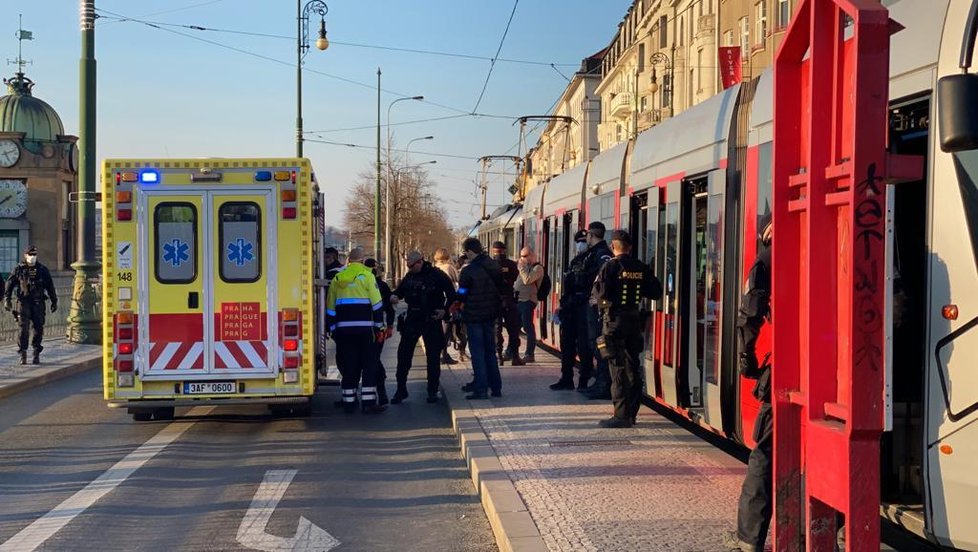 V tramvaji ohrožoval muž cestující nožem. Přivolaní policisté jej střelili do nohy.