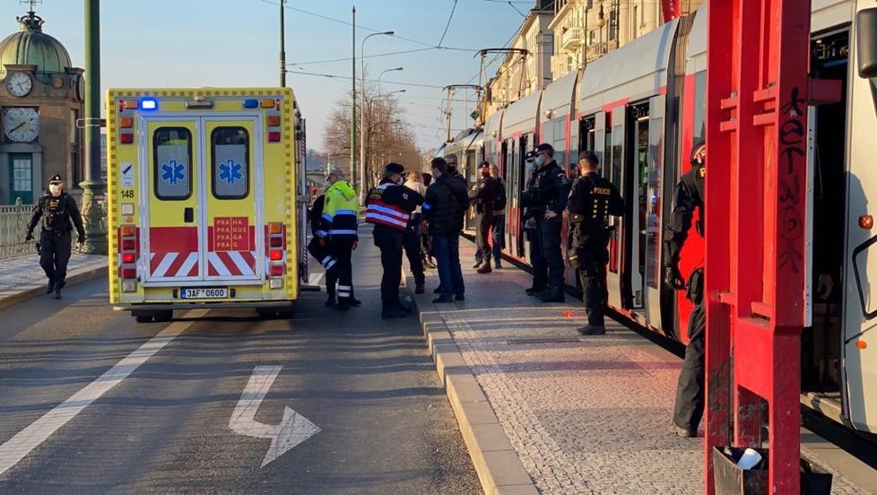 V tramvaji ohrožoval muž cestující nožem. Přivolaní policisté jej střelili do nohy.