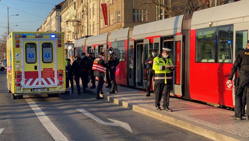 V tramvaji ohrožoval muž cestující nožem. Přivolaní policisté jej střelili do nohy.