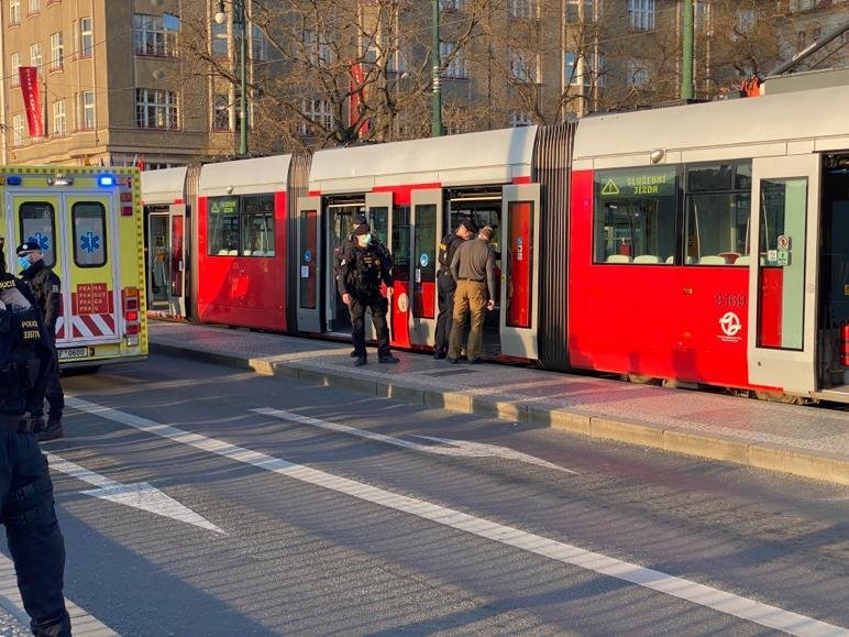 V tramvaji ohrožoval muž cestující nožem. Přivolaní policisté jej střelili do nohy.