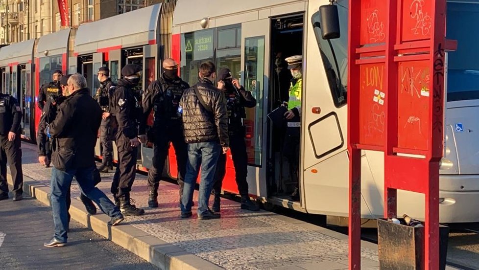 V tramvaji ohrožoval muž cestující nožem. Přivolaní policisté jej střelili do nohy.