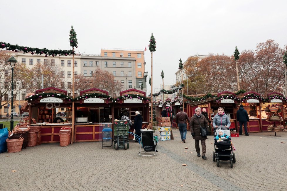 Při kontrolách prodeje vánočního sortimentu na adventních trzích zjistila Česká obchodní inspekce (ČOI) pochybení zhruba ve čtvrtině případů