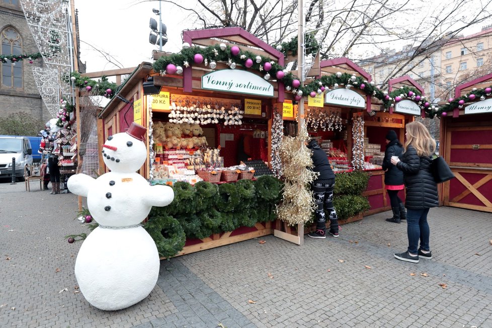 Při kontrolách prodeje vánočního sortimentu na adventních trzích zjistila Česká obchodní inspekce (ČOI) pochybení zhruba ve čtvrtině případů