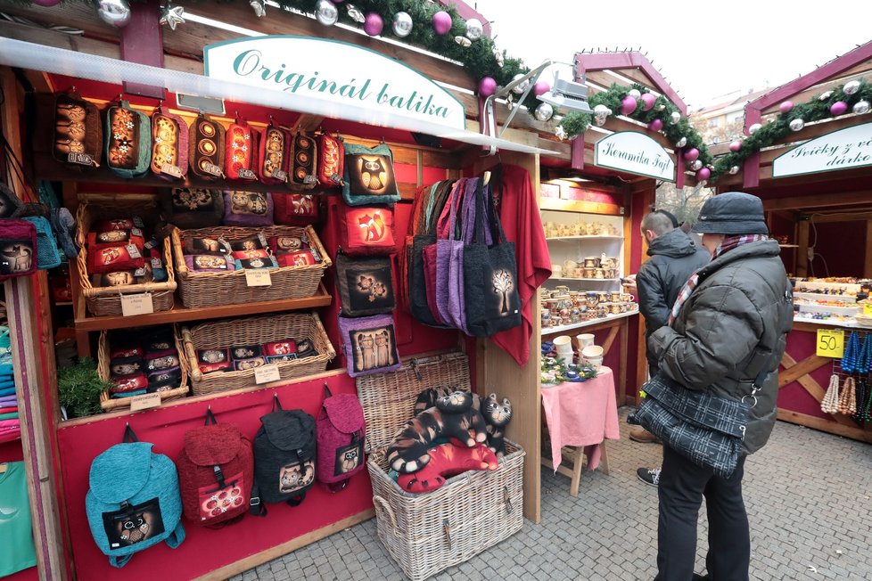 Při kontrolách prodeje vánočního sortimentu na adventních trzích zjistila Česká obchodní inspekce (ČOI) pochybení zhruba ve čtvrtině případů.