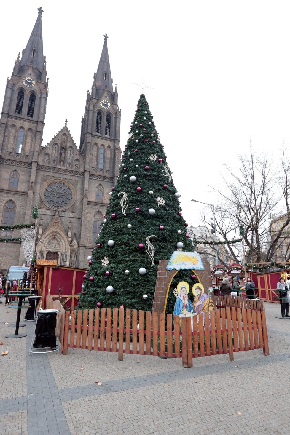 Na Náměstí Míru už mají Vánoce. Začaly tu tradiční vánoční trhy.