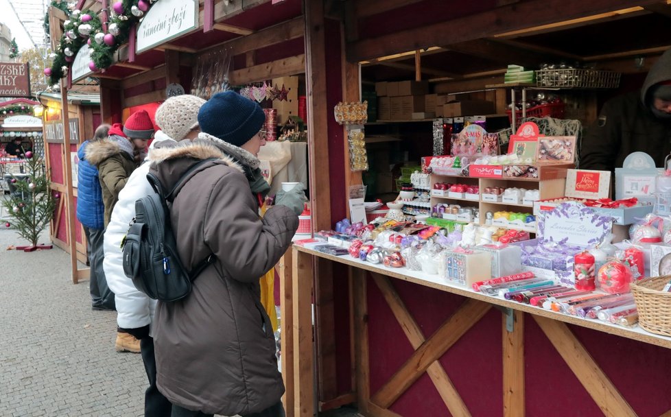 Na náměstí Míru už mají Vánoce. Začaly tu tradiční vánoční trhy.