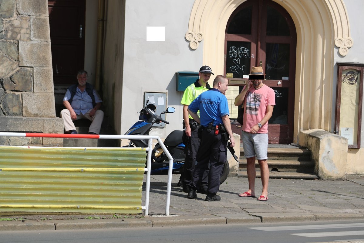 Herec Vlastimil Zavřel srazil v sobotu odpoledne na Rašínově nábřeží svým skútrem devítiletou dívku. Podle záchranářů holčička utrpěla odřeniny horních a dolních končetin.