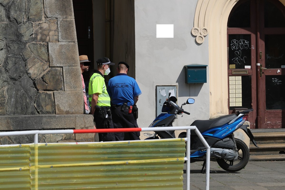 Herec Vlastimil Zavřel srazil v sobotu odpoledne na Rašínově nábřeží svým skútrem devítiletou dívku. Podle záchranářů holčička utrpěla odřeniny horních a dolních končetin.