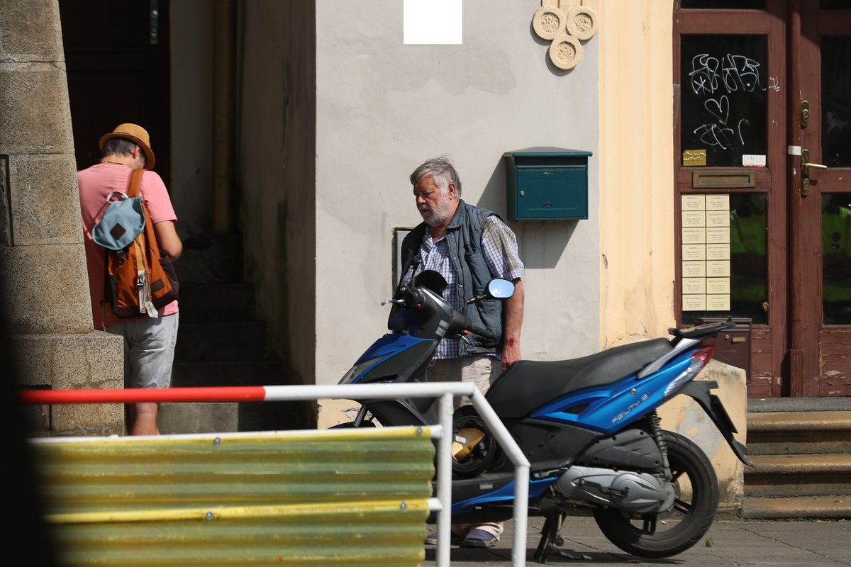 Herec Vlastimil Zavřel srazil v sobotu odpoledne na Rašínově nábřeží svým skútrem devítiletou dívku. Podle záchranářů holčička utrpěla odřeniny horních a dolních končetin.