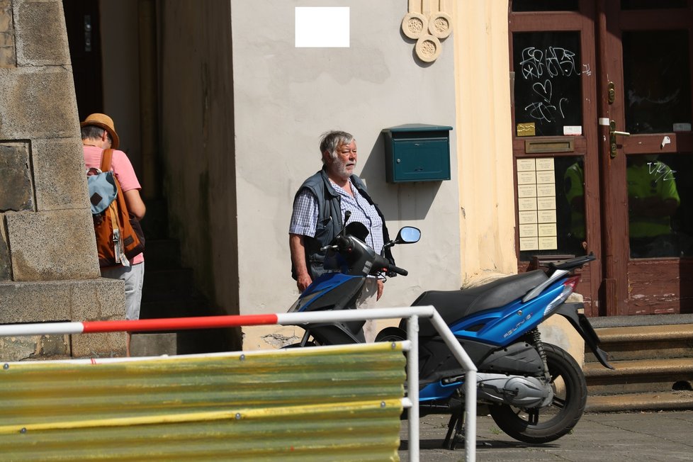 Herec Vlastimil Zavřel srazil v sobotu odpoledne na Rašínově nábřeží svým skútrem devítiletou dívku. Podle záchranářů holčička utrpěla odřeniny horních a dolních končetin.