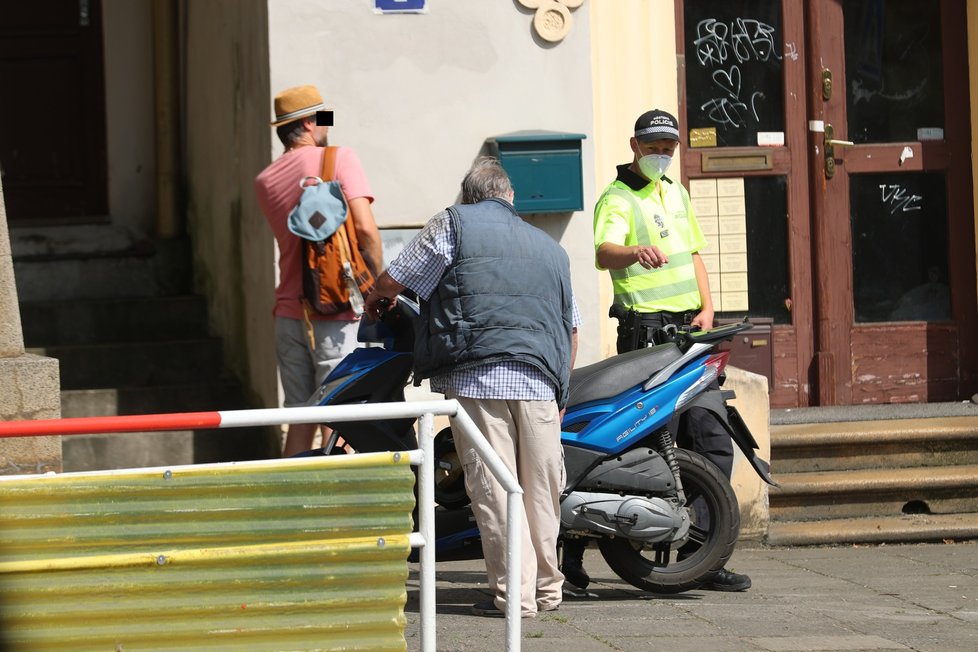 Herec Vlastimil Zavřel srazil v sobotu odpoledne na Rašínově nábřeží svým skútrem devítiletou dívku. Podle záchranářů holčička utrpěla odřeniny horních a dolních končetin.