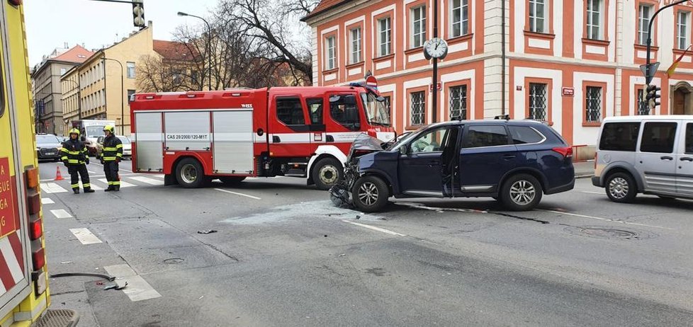 V Žitné se srazily dvě SUV. Nehoda omezila dopravu přibližně na hodinu.