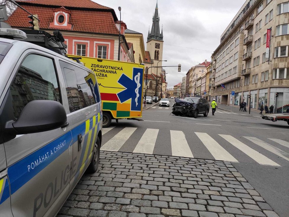 V Žitné se srazily dvě SUV. Nehoda omezila dopravu přibližně na hodinu.